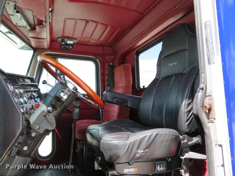 image for item DE8064 1994 Peterbilt 379 semi truck