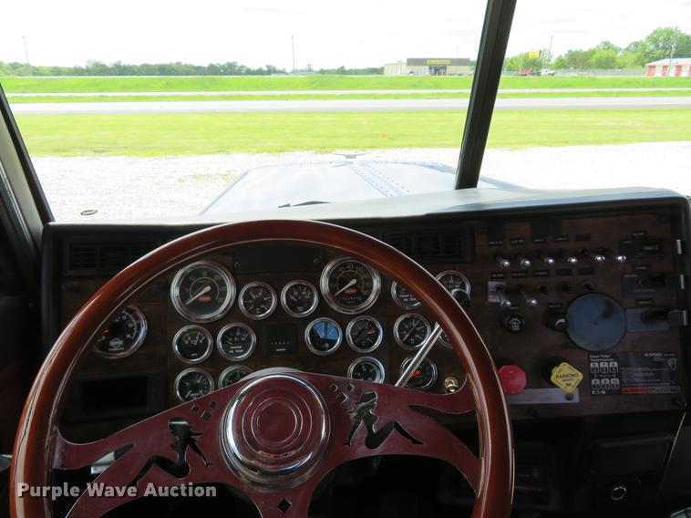 image for item DE8064 1994 Peterbilt 379 semi truck