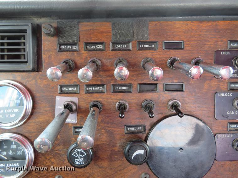 image for item DE8064 1994 Peterbilt 379 semi truck