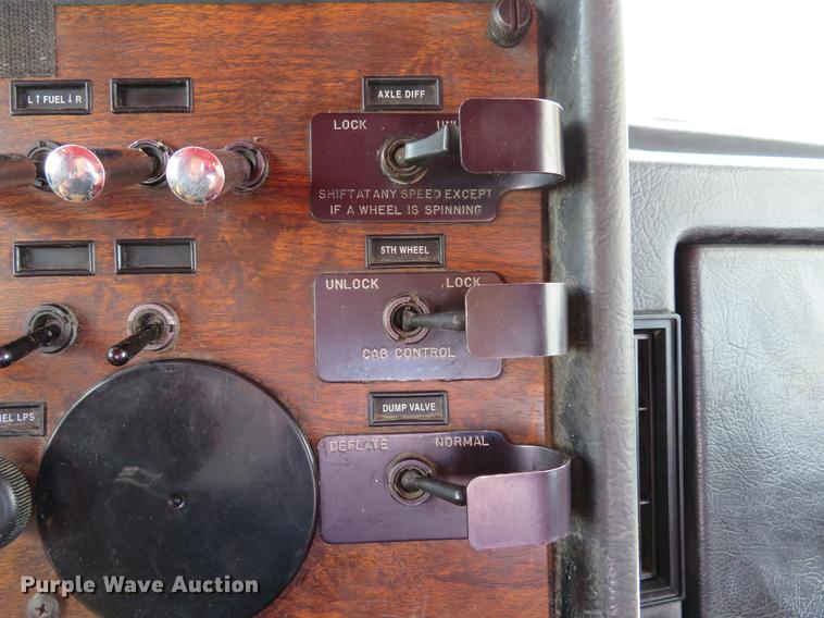 image for item DE8064 1994 Peterbilt 379 semi truck