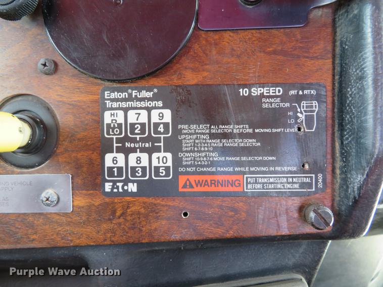 image for item DE8064 1994 Peterbilt 379 semi truck