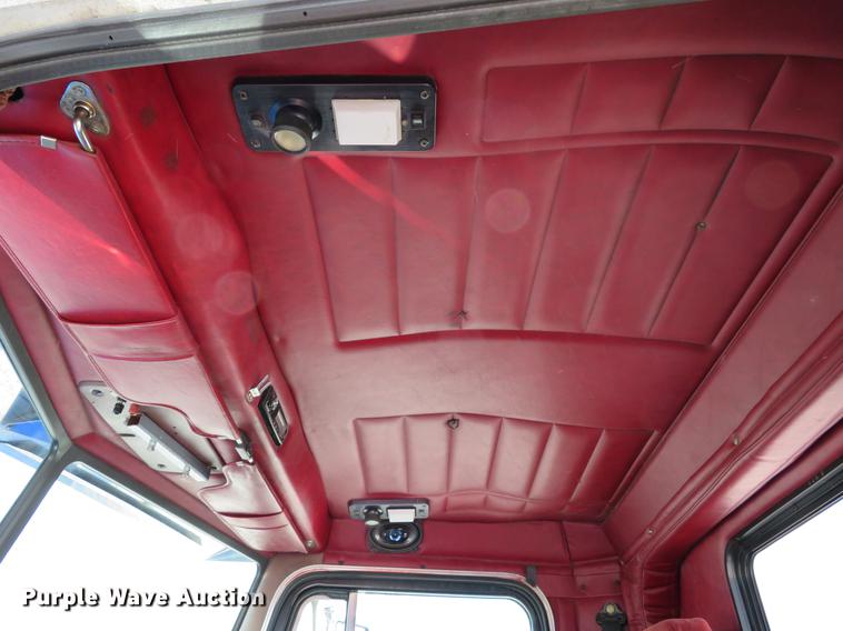 image for item DE8064 1994 Peterbilt 379 semi truck