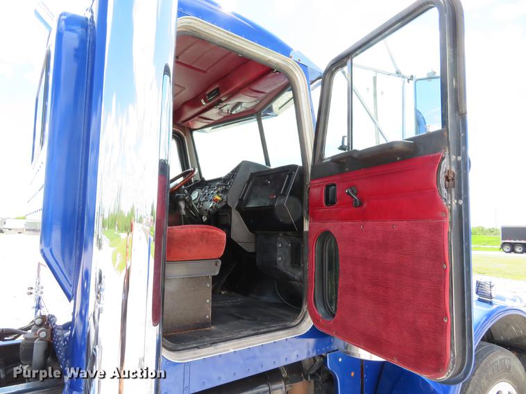 image for item DE8064 1994 Peterbilt 379 semi truck