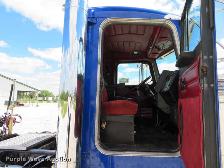 image for item DE8064 1994 Peterbilt 379 semi truck