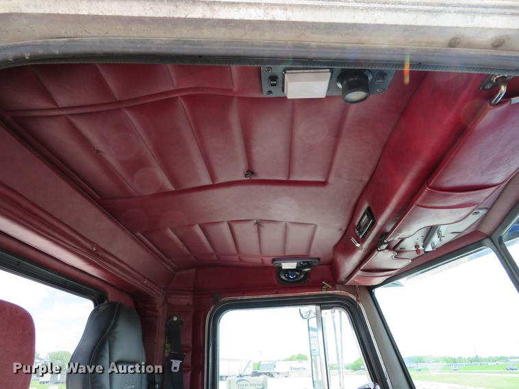 image for item DE8064 1994 Peterbilt 379 semi truck