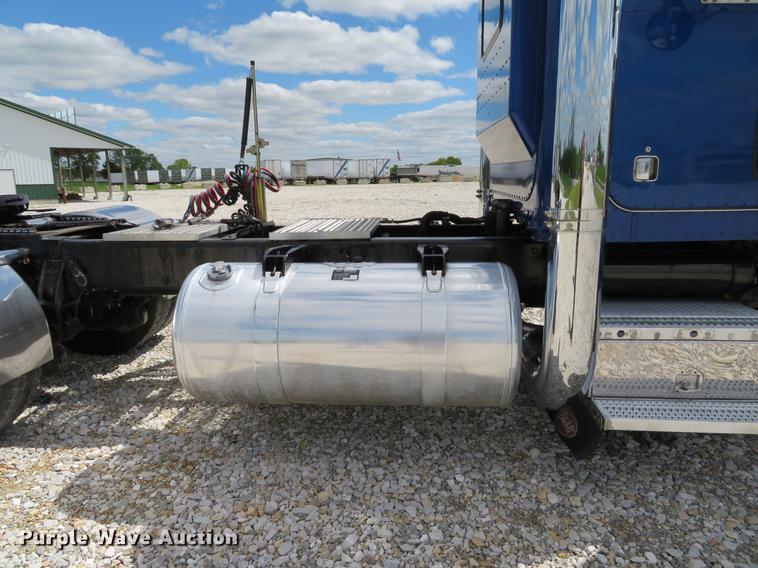 image for item DE8064 1994 Peterbilt 379 semi truck