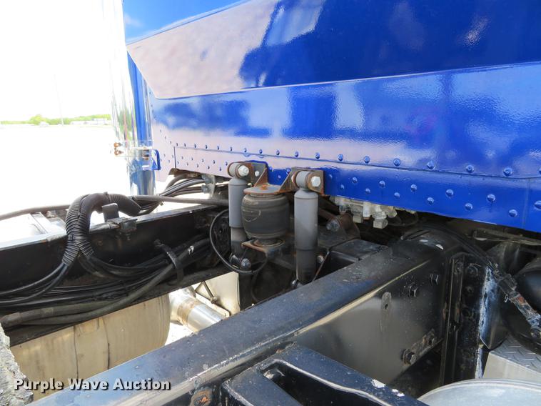 image for item DE8064 1994 Peterbilt 379 semi truck