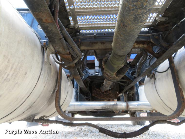 image for item DE8064 1994 Peterbilt 379 semi truck