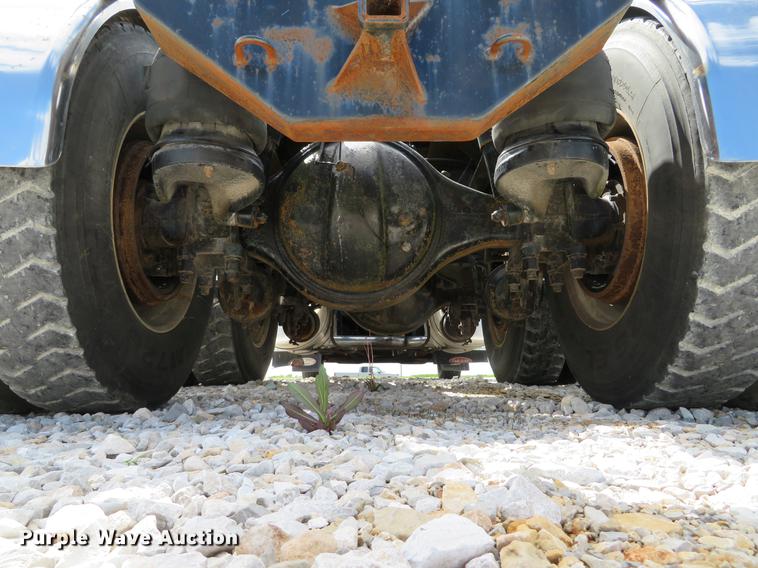 image for item DE8064 1994 Peterbilt 379 semi truck