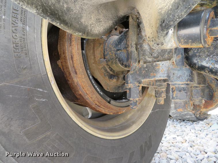 image for item DE8064 1994 Peterbilt 379 semi truck