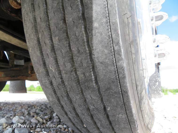 image for item DE8064 1994 Peterbilt 379 semi truck