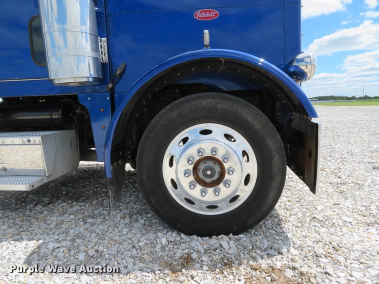 image for item DE8064 1994 Peterbilt 379 semi truck