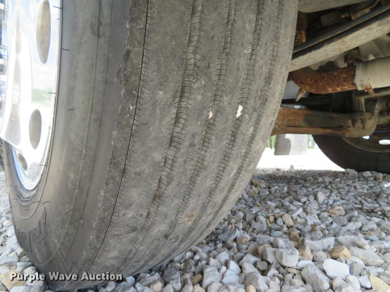 image for item DE8064 1994 Peterbilt 379 semi truck