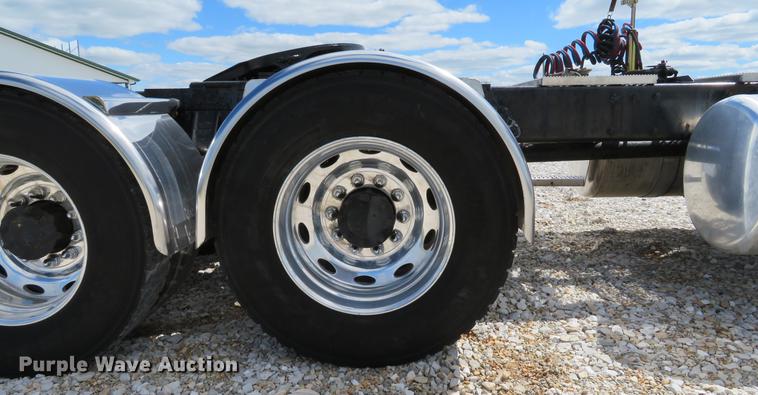 image for item DE8064 1994 Peterbilt 379 semi truck