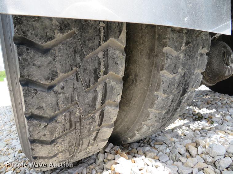 image for item DE8064 1994 Peterbilt 379 semi truck