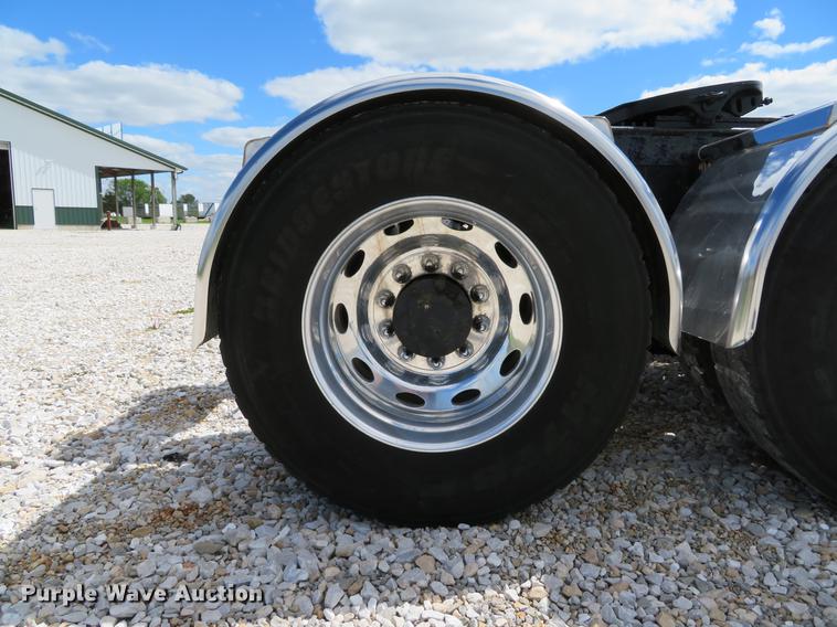 image for item DE8064 1994 Peterbilt 379 semi truck