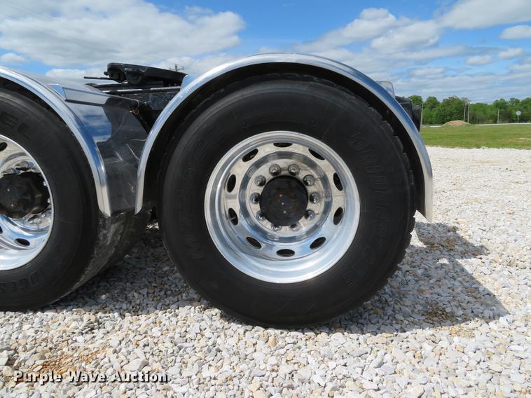 image for item DE8064 1994 Peterbilt 379 semi truck