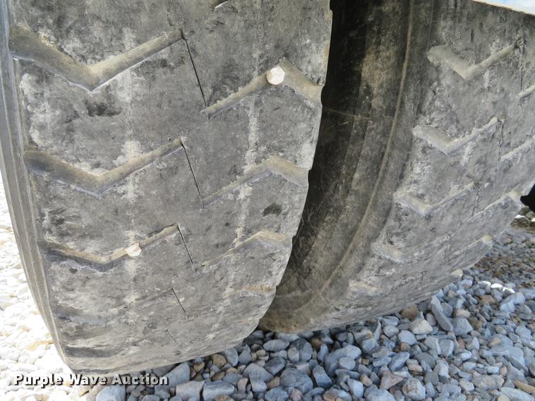 image for item DE8064 1994 Peterbilt 379 semi truck