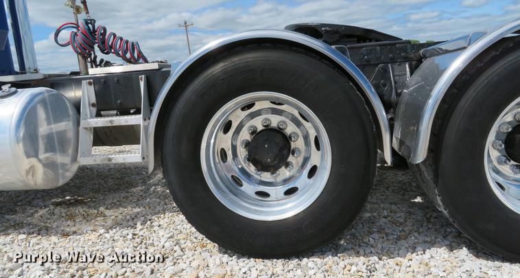 image for item DE8064 1994 Peterbilt 379 semi truck