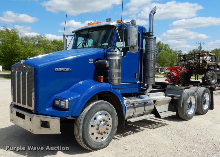 image for item DE8399 2005 Kenworth T800 semi truck