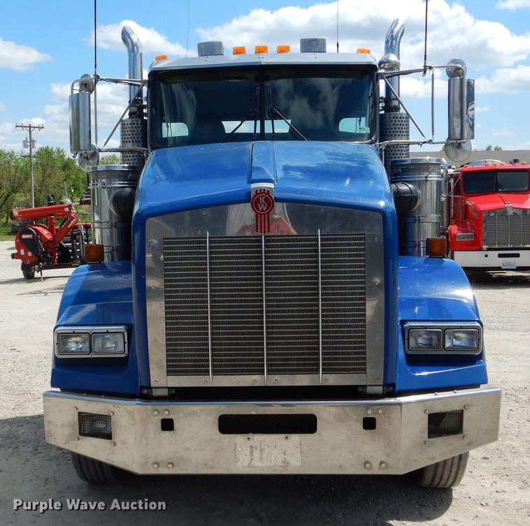 image for item DE8399 2005 Kenworth T800 semi truck