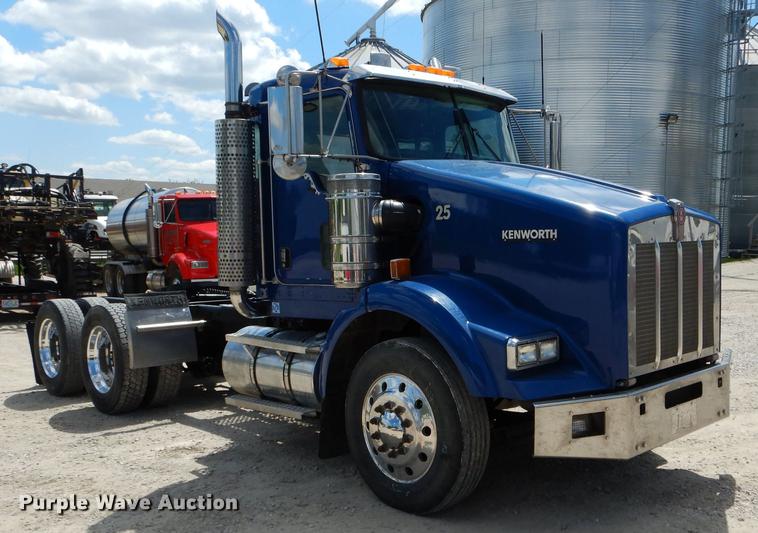 image for item DE8399 2005 Kenworth T800 semi truck