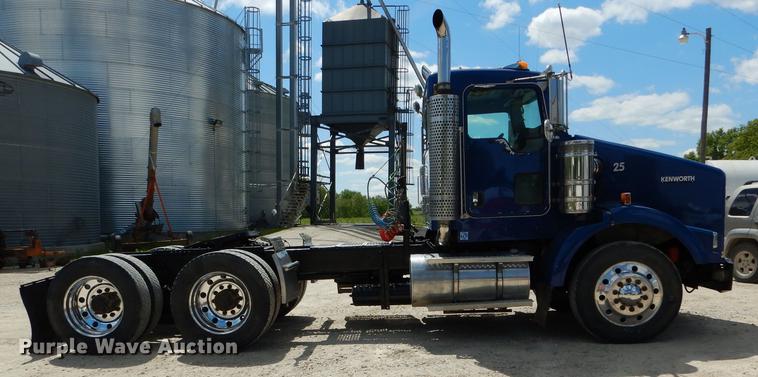 image for item DE8399 2005 Kenworth T800 semi truck
