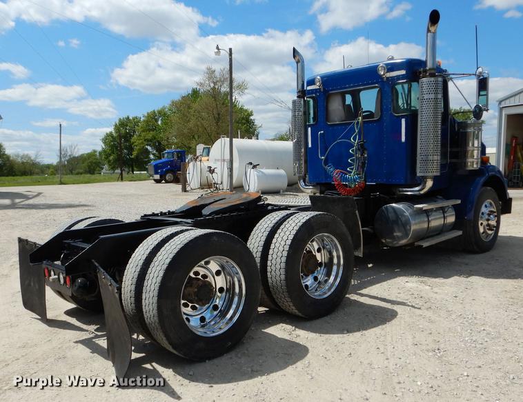 image for item DE8399 2005 Kenworth T800 semi truck