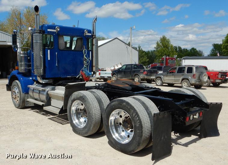 image for item DE8399 2005 Kenworth T800 semi truck