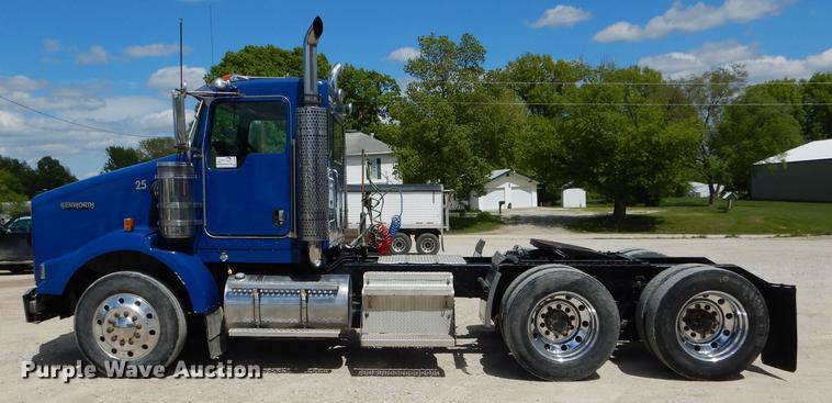 image for item DE8399 2005 Kenworth T800 semi truck