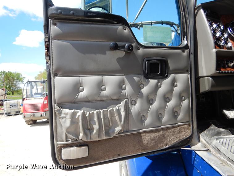 image for item DE8399 2005 Kenworth T800 semi truck