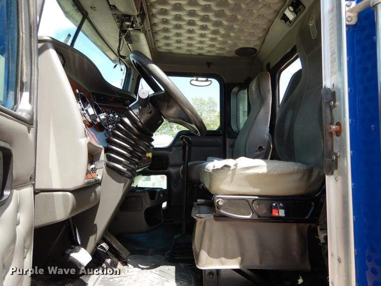 image for item DE8399 2005 Kenworth T800 semi truck