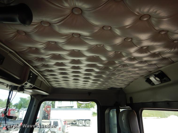 image for item DE8399 2005 Kenworth T800 semi truck