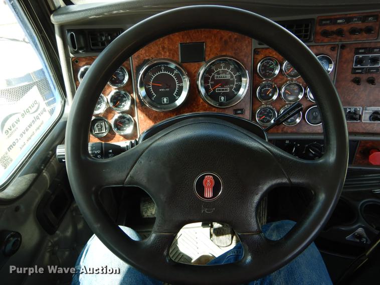 image for item DE8399 2005 Kenworth T800 semi truck