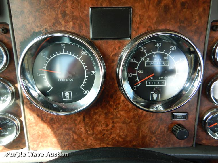 image for item DE8399 2005 Kenworth T800 semi truck
