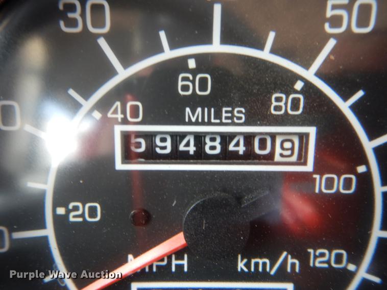 image for item DE8399 2005 Kenworth T800 semi truck