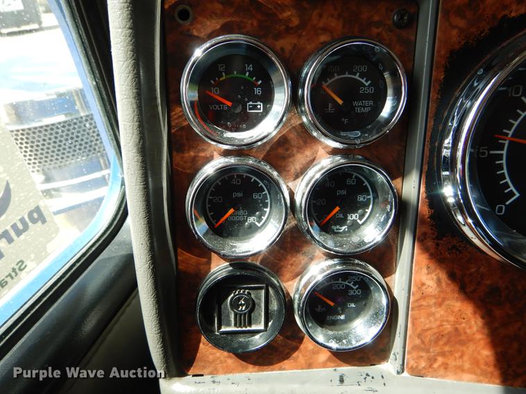 image for item DE8399 2005 Kenworth T800 semi truck