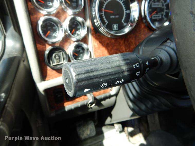 image for item DE8399 2005 Kenworth T800 semi truck