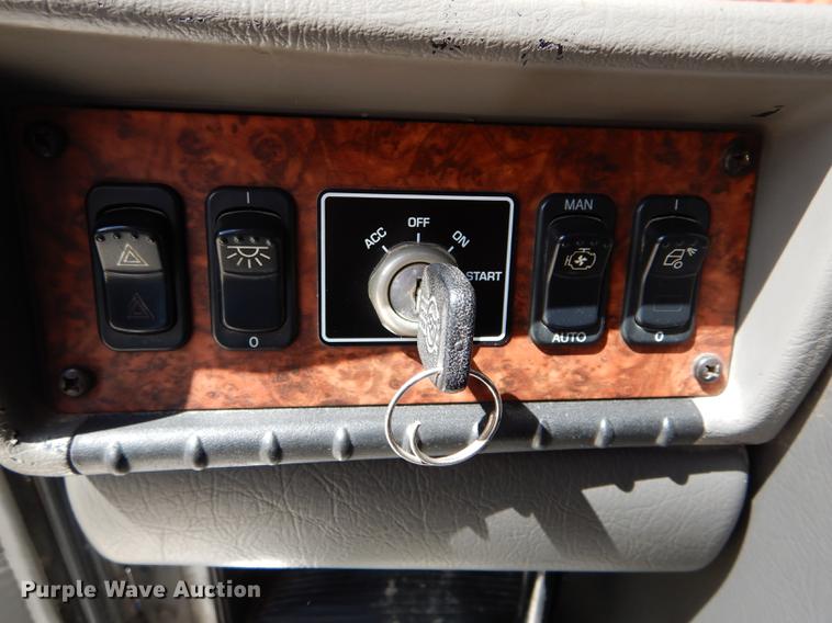 image for item DE8399 2005 Kenworth T800 semi truck