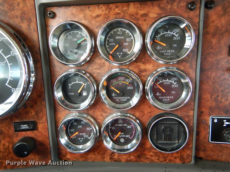 image for item DE8399 2005 Kenworth T800 semi truck