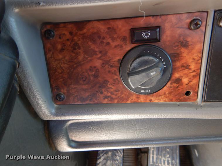 image for item DE8399 2005 Kenworth T800 semi truck