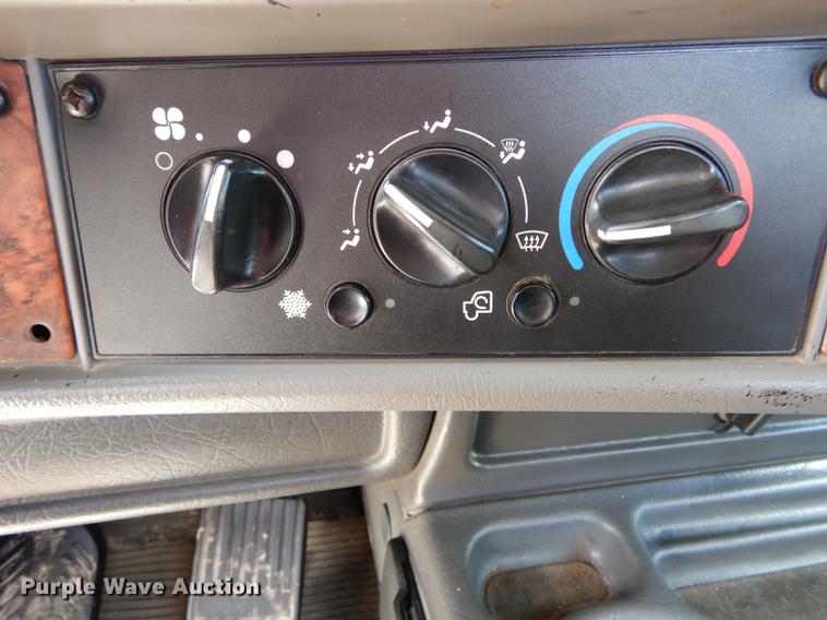 image for item DE8399 2005 Kenworth T800 semi truck