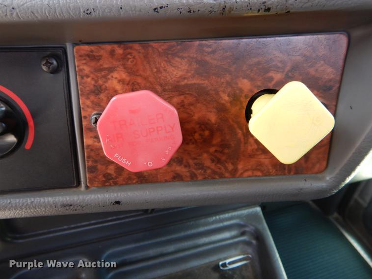 image for item DE8399 2005 Kenworth T800 semi truck