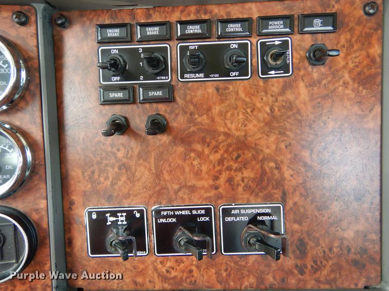 image for item DE8399 2005 Kenworth T800 semi truck