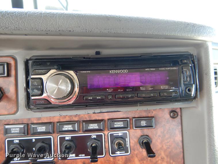 image for item DE8399 2005 Kenworth T800 semi truck