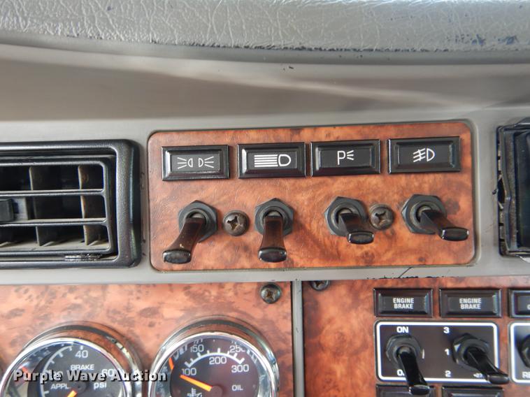 image for item DE8399 2005 Kenworth T800 semi truck