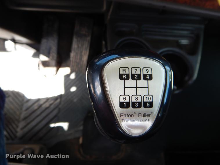 image for item DE8399 2005 Kenworth T800 semi truck