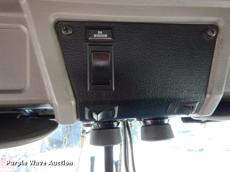 image for item DE8399 2005 Kenworth T800 semi truck