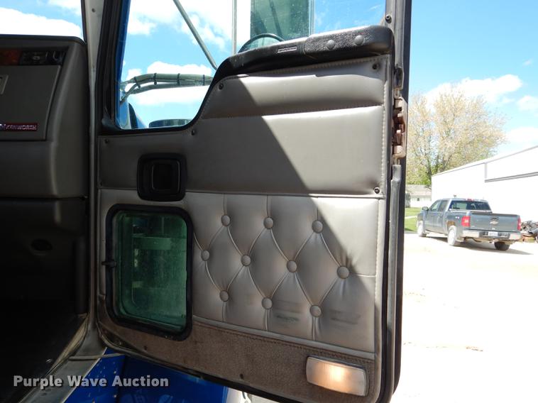 image for item DE8399 2005 Kenworth T800 semi truck