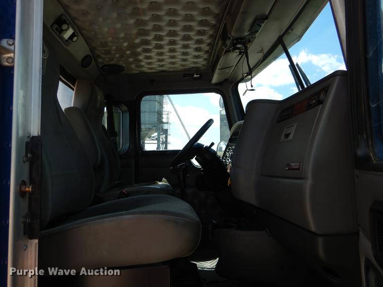 image for item DE8399 2005 Kenworth T800 semi truck